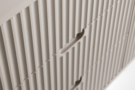 Beżowa komoda ryflowana do sypialni MOVA 168 cm na nóżkach detal