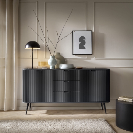 Czarna komoda ryflowana do sypialni MOVA 168 cm na nóżkach aranżacja