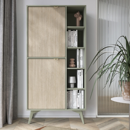 Regał na książki do salonu z dwoma szafkami REST 80 cm jodełka eukaliptus aranżacja