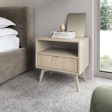 Stolik nocny z szufladą REST 54 cm na wysokich nóżkach jodełka beż piaskowy aranżacja